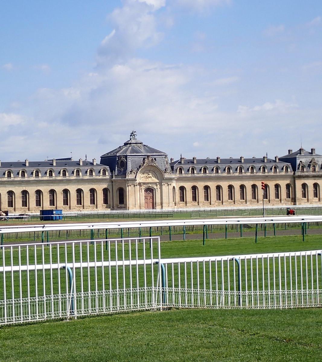 Les Grandes Écuries de Chantilly vues depuis la piste de l’hippodrome.