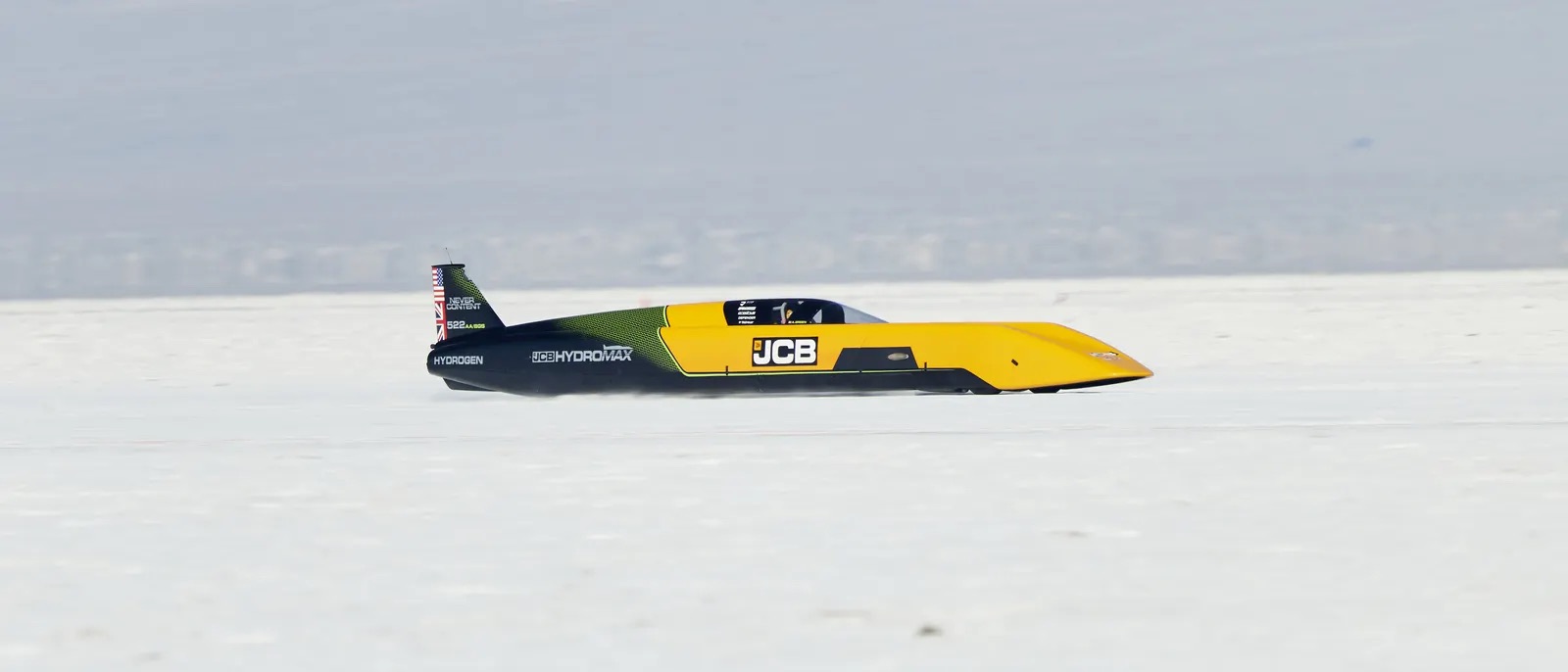 JCB Hydromax en vitesse sur un lac salé.